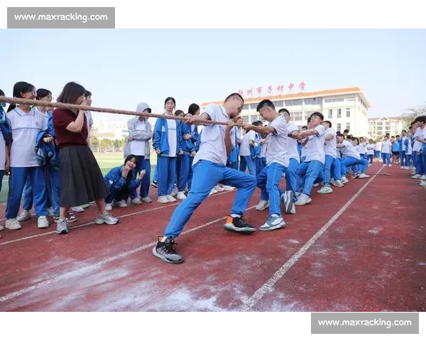 一场凝聚力量与信念的校园拔河比赛激荡青春热血团结协作书写集体荣耀